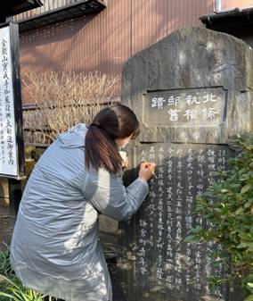 建物, 男, 座る, フロント が含まれている画像

自動的に生成された説明